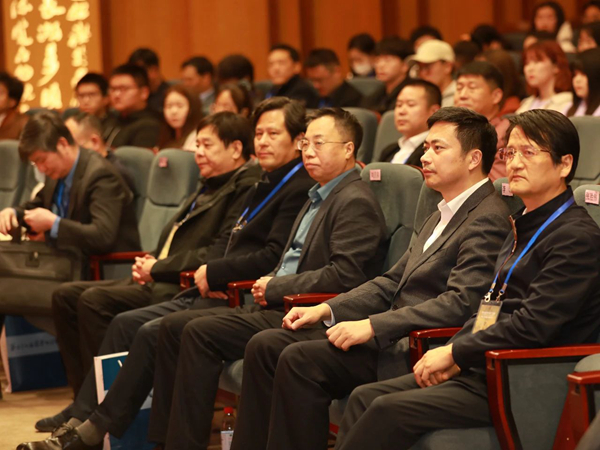 中国书协分党组书记、驻会副主席李昕,副主席刘月卯、张胜伟、潘善助,副秘书长潘文海出席论坛